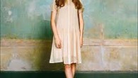 A 3 ans elle débute le piano, à 7 ans elle écrit sa première chanson, et à 12 ans elle gagne le concours de musique « Open Mic Uk »